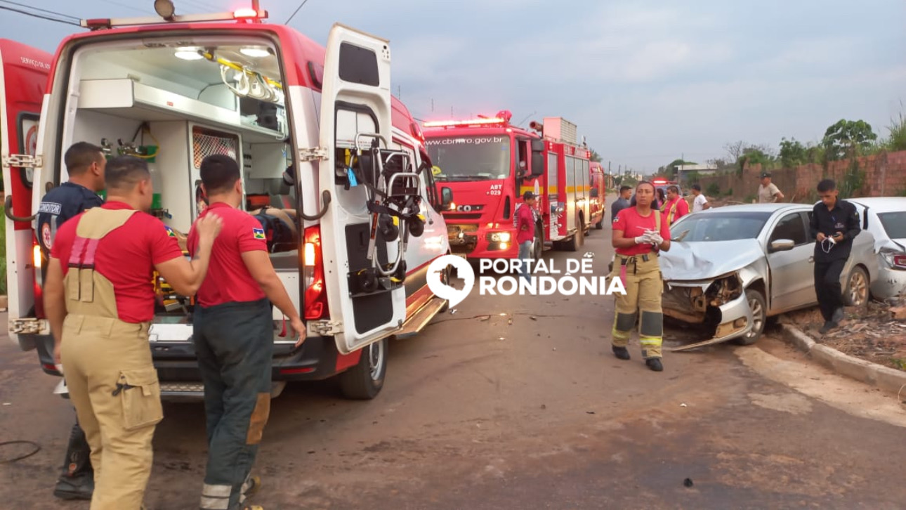 Grave acidente entre dois carros deixa vítima presas às ferragens