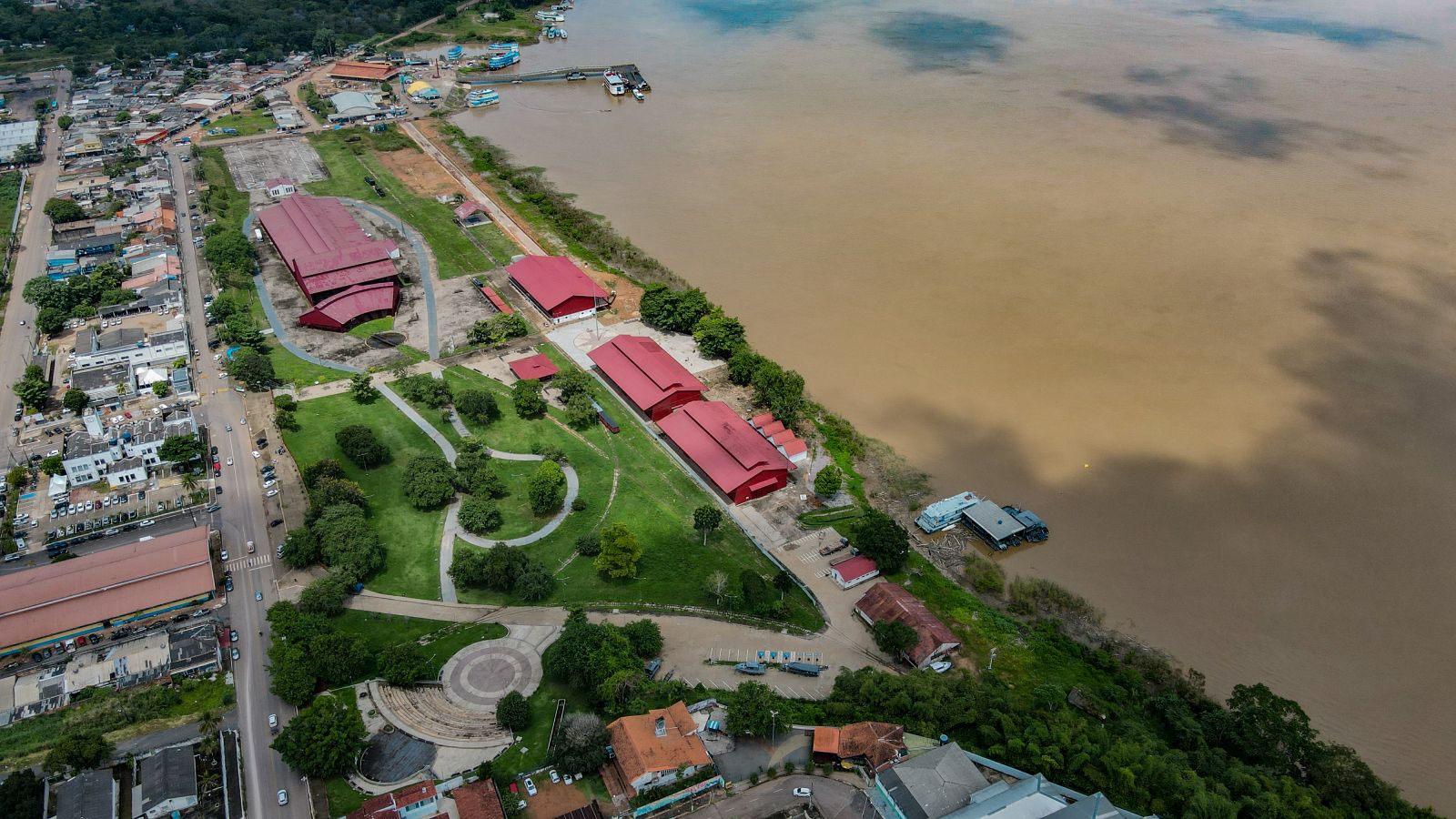 Complexo Da Estrada De Ferro Aberto Popula O Ap S Enorme Revitaliza O