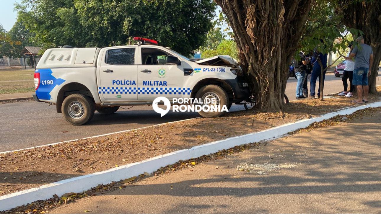 Viatura da PM bate em árvore durante perseguição