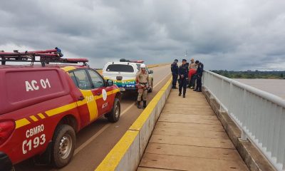 Bombeiros salvam mulher que tentava pular da ponte no Rio Madeira