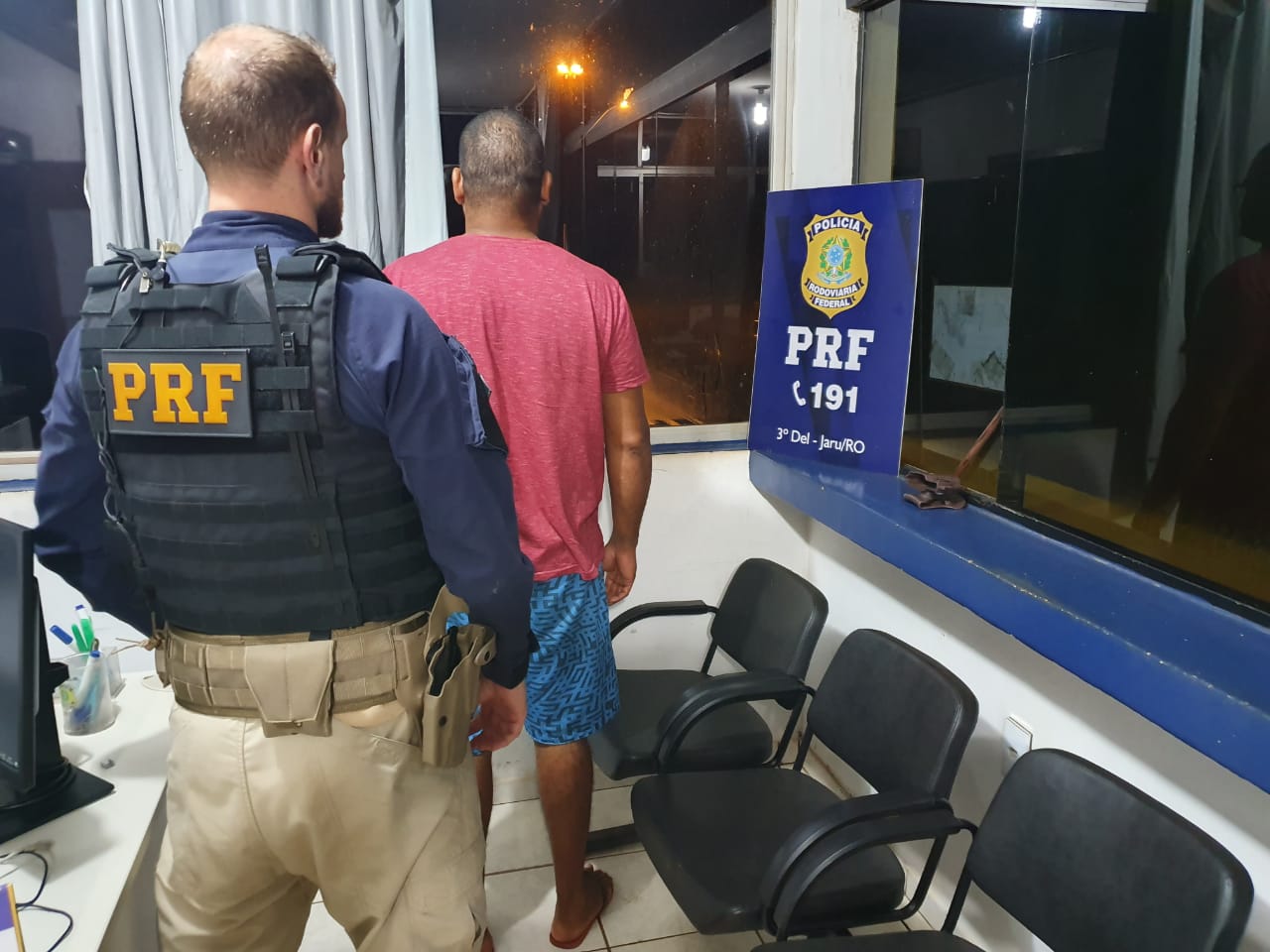 Caminhoneiro foragido por tráfico de drogas é preso pela PRF na BR-364
