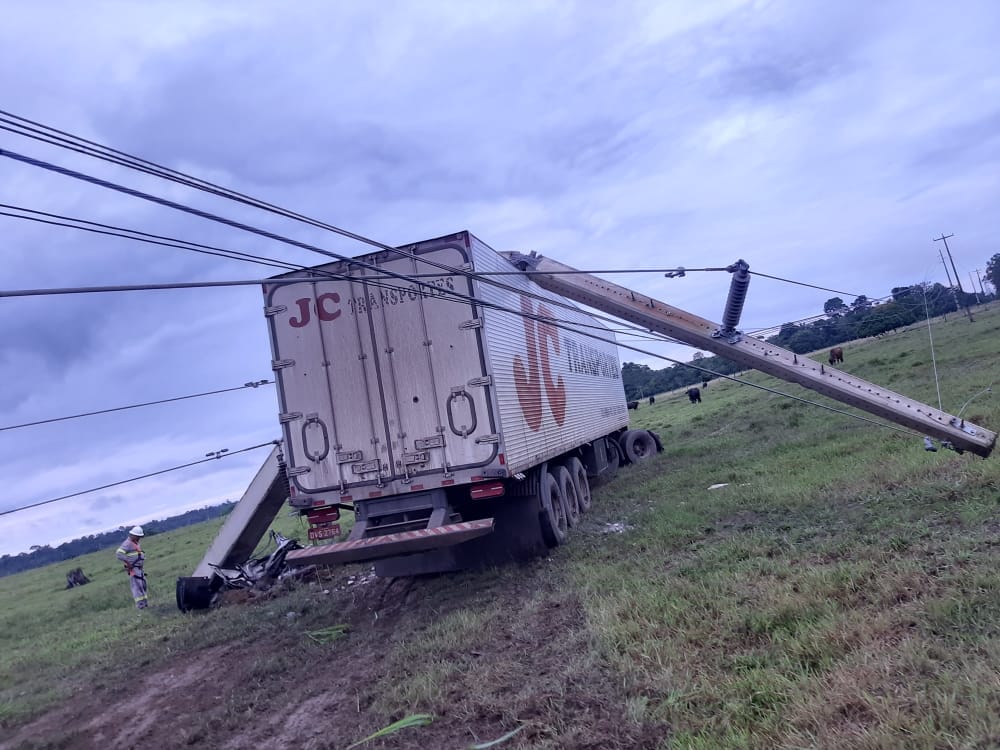 Caminhão derruba poste de energia na BR-364