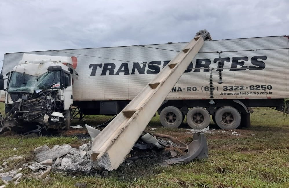Caminhão derruba poste de energia na BR-364