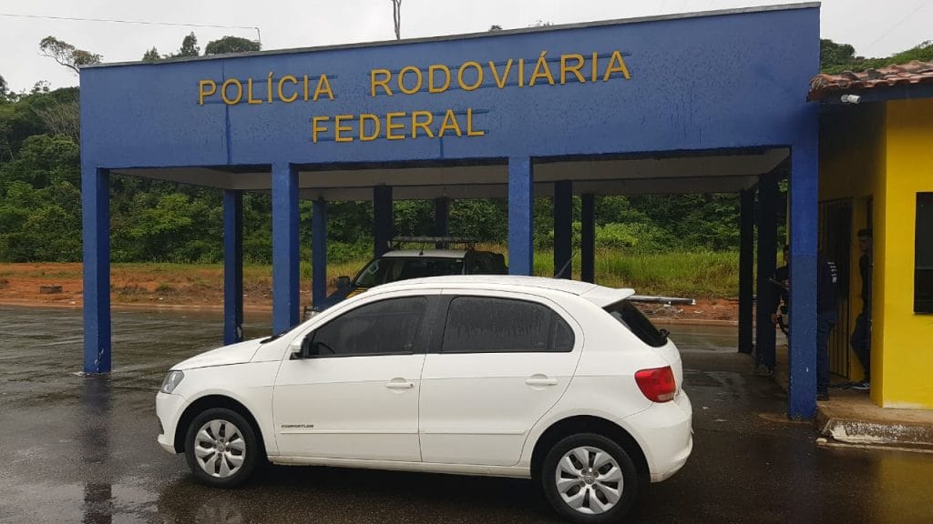 Homem é preso pela PRF com carro clonado e documento falso