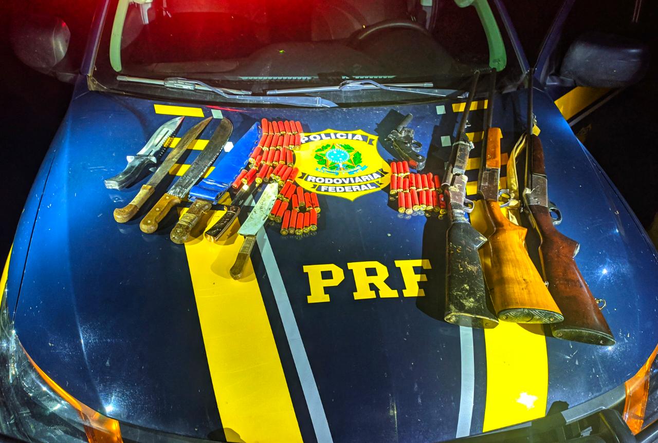 Polícia Rodoviária Federal apreende carro com quatro armas e seis facas na BR-364