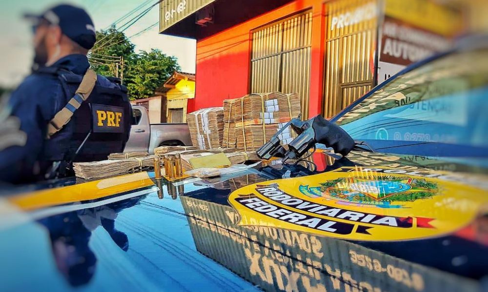 PRF prende motorista com com arma, ouro e mais de cem mil reais