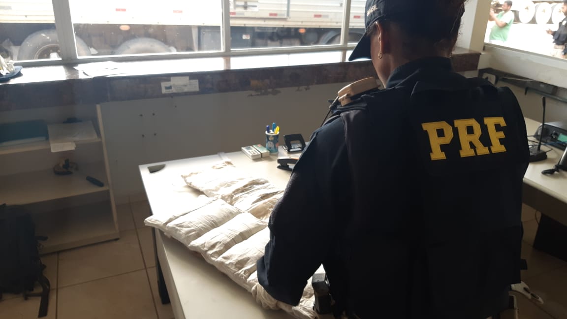 PRF prende duas mulheres com mais de 13 quilos de cocaína na BR-364