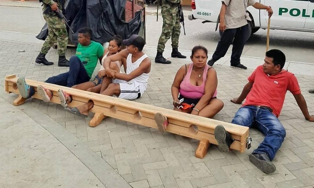 Cidadãos são presos pelos pés por desrespeito à quarentena na Colômbia
