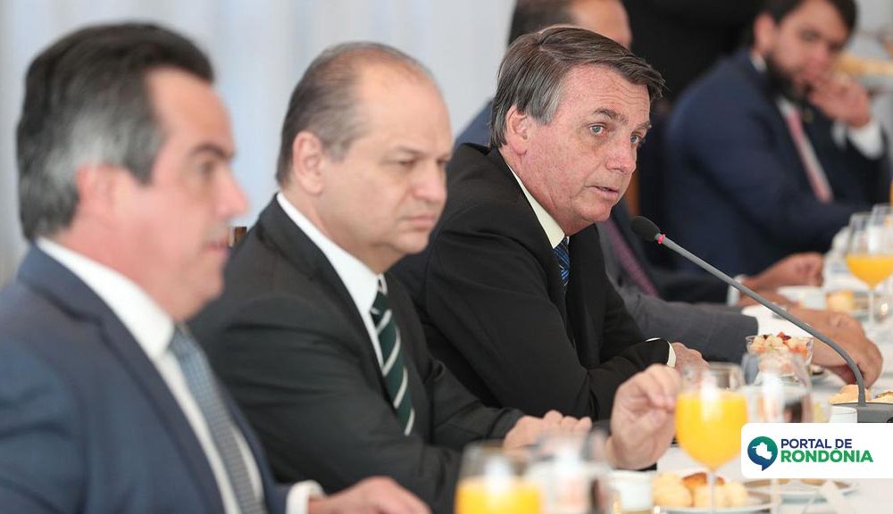 Bolsonaro prorroga auxílio emergencial de R$ 300 até o fim do ano