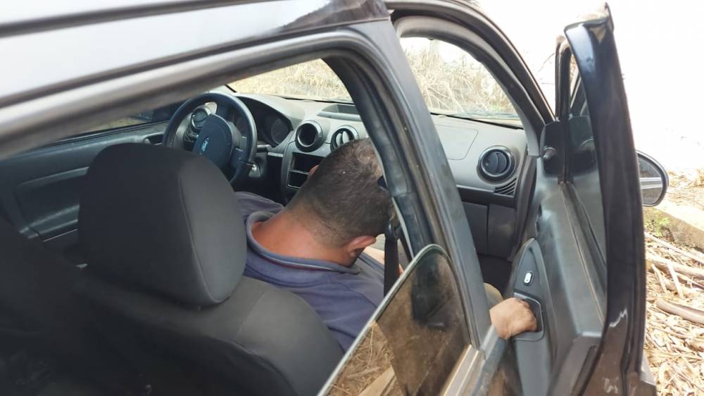 Após causar acidente, motorista abandona carro com o amigo embriagado dentro e foge levando as bebidas