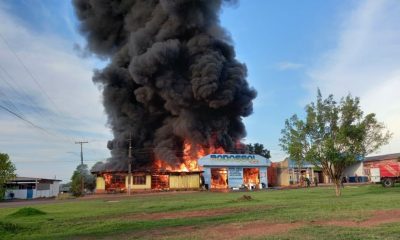 Incêndio de grande proporção destrói duas empresas e uma casa em Rondônia