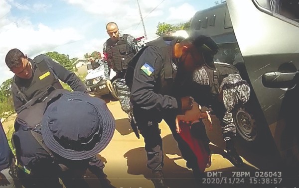 Policiais realizam manobra para ajudar bebê que estava engasgada, no interior de RO