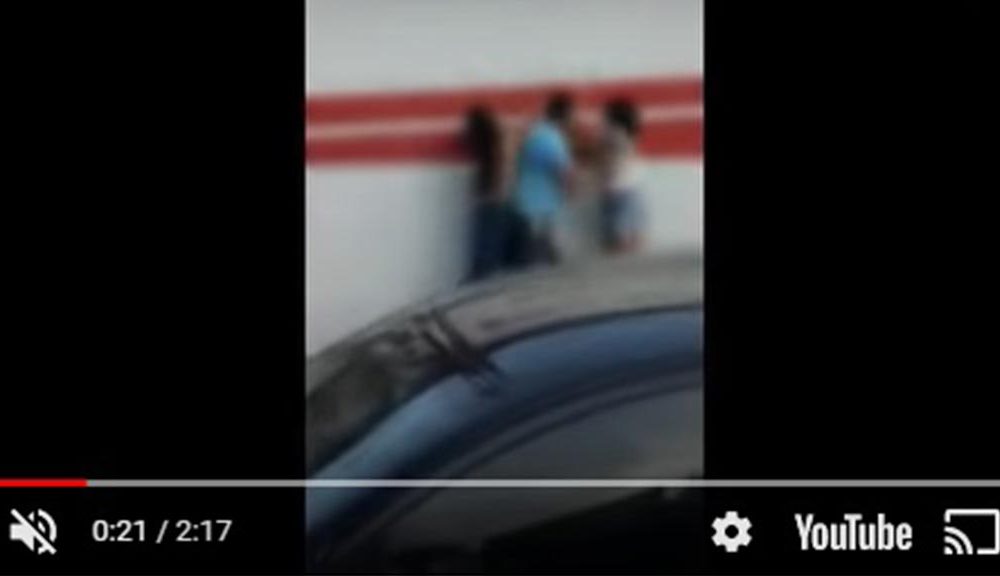 Mulher flagra marido com suposta amante no trânsito e arma ‘barraco’; veja vídeo