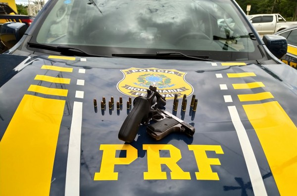 PRF prende motorista com duas armas na BR-364