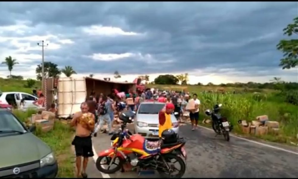 Caminhão carregado com óleo tomba e moradores saqueiam carga; Veja o Vídeo
