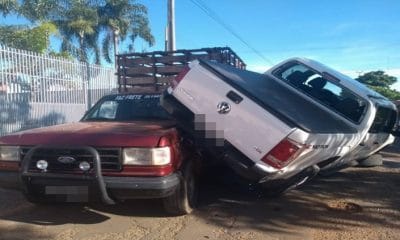 Caminhonete capota após colisão e atinge carro estacionado em RO