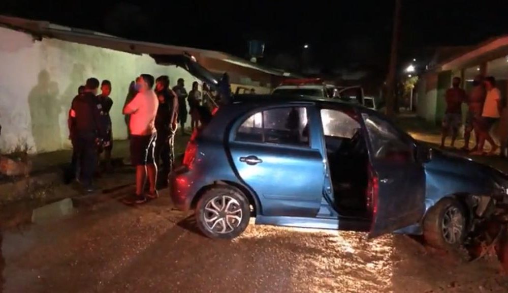 Dois adolescentes batem carro após fugir da Polícia em carro roubado