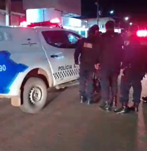 Policiais atiram contra homem que após ameaçar a mãe, tentou matar um sargento