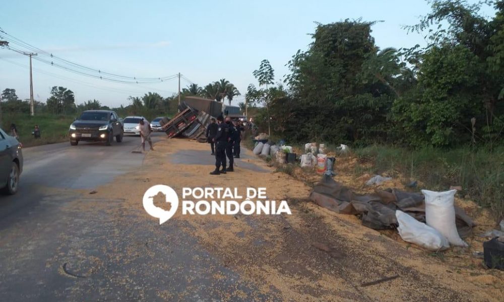 Carreta tomba na estrada da Penal em Porto Velho e carga é saqueada pela população