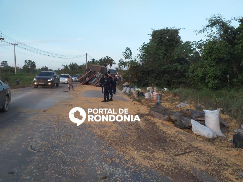 Carreta tomba na estrada da Penal em Porto Velho e carga é saqueada pela população