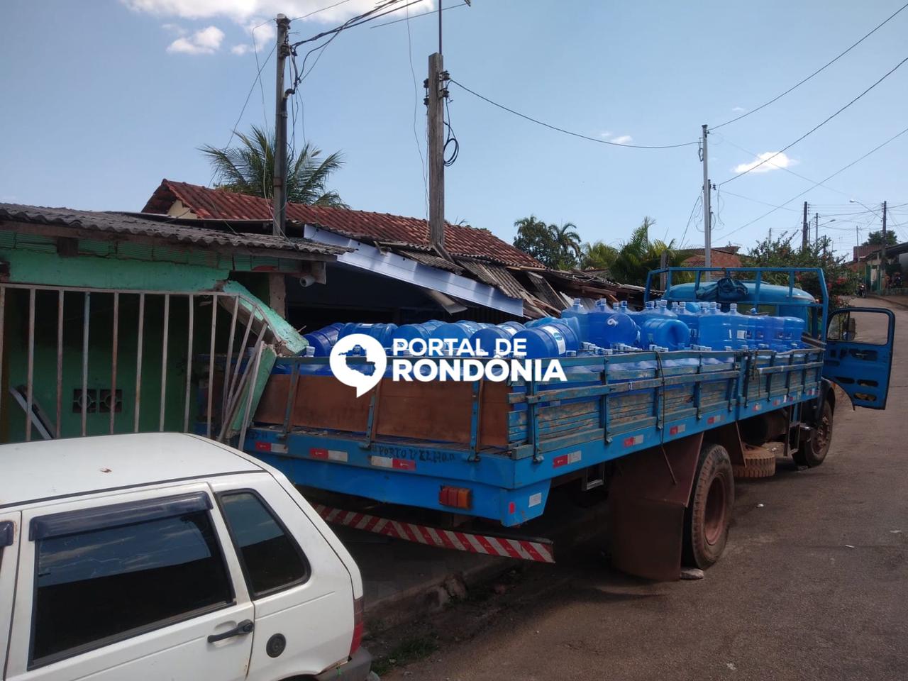 Caminhão carregado de galões de água mineral perde o freio em ladeira e destrói frente de duas residências