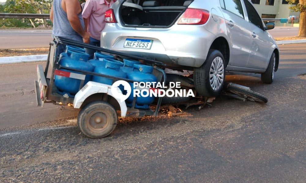Moto de entregador de gás vai parar embaixo de carro após acidente na Capital
