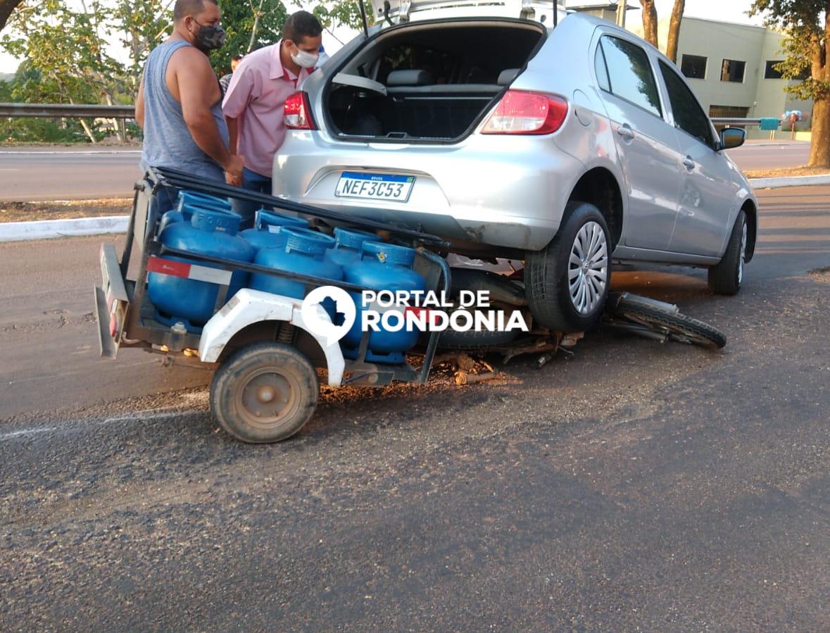 Moto de entregador de gás vai parar embaixo de carro após acidente na Capital