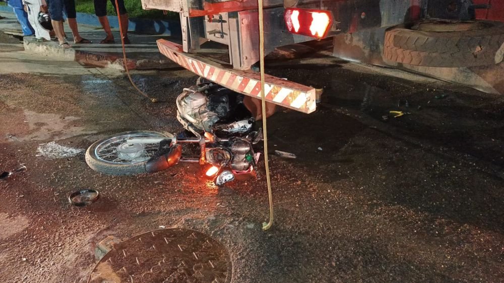 0a54b3c9_2a4d_41e5_afce_93970cf5b165_19-32-25 Jovem morre ao bater motocicleta na traseira de caminhão boiadeiro