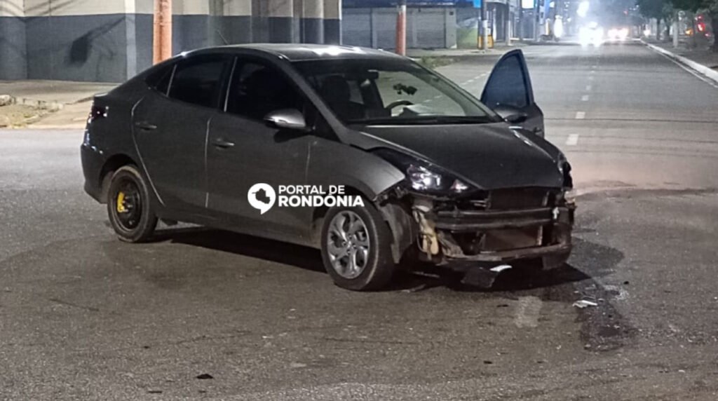 D2653A07-DAC9-407C-AA10-D80914938B4D-1024x572 Mais um acidente entre carro e ônibus é registrado em Porto Velho