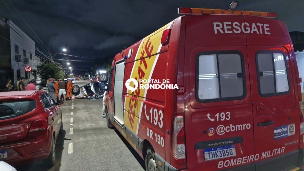 32E66BF9-23F7-4F52-A2AF-4EABF5A059A9-1024x576 Carro capota em cruzamento no centro da Capital