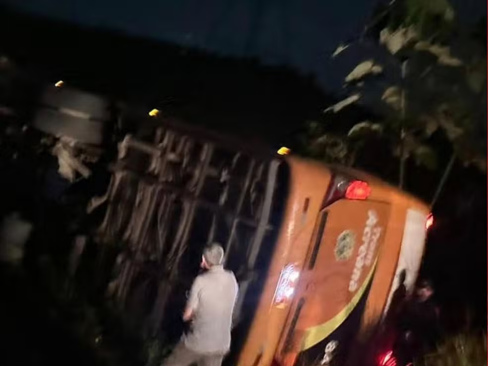 image-13 Ônibus com 42 passageiros tomba na BR-364 e deixa feridos no Acre