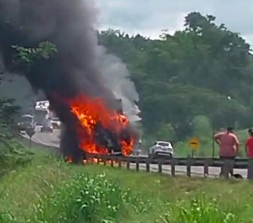 a4ae3e43-6e83-4a05-8bd8-c926713bed78 Carreta da Ambev é destruída por incêndio na 'Curva da Morte' da BR-364