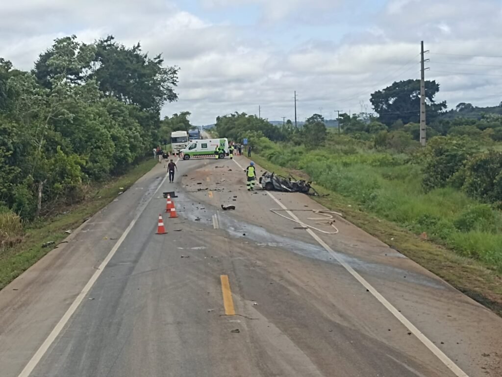 026f64b5-67cf-4013-ad6e-b76192200f0b-1024x769 Quatro pessoas morrem em grave acidente na BR-364 entre Candeias e Itapuã