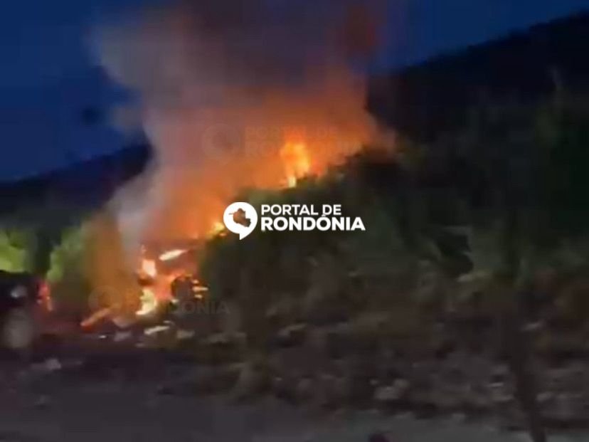 1000674998 Grave acidente com veículo carbonizado deixa uma pessoa morta na BR-364