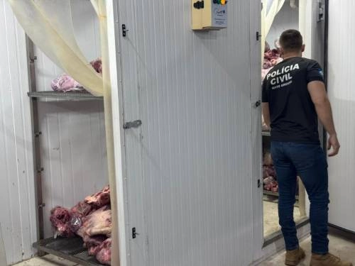 1000805848 Polícia recupera duas toneladas de carne de empresa de Rondônia saqueadas após acidente em MT