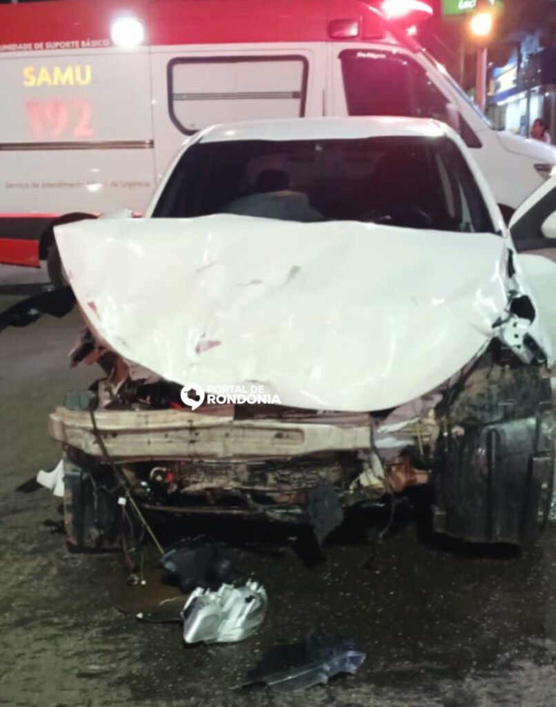 E9A54350-9283-4EE8-A6F1-82DC862A7E5B-806x1024 Motorista de carro foge após causar grave acidente na avenida Jorge Teixeira