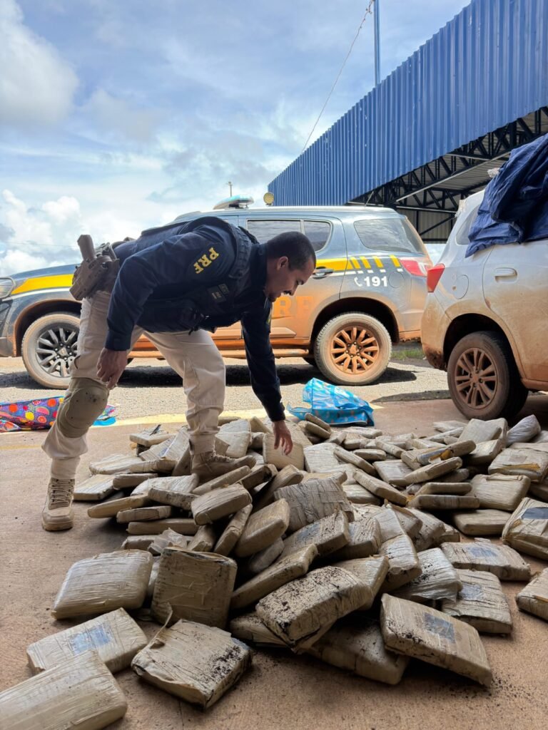 WhatsApp-Image-2026-03-26-at-11.04.01-768x1024 Polícia Rodoviária Federal prende casal com quase 170 quilos de maconha