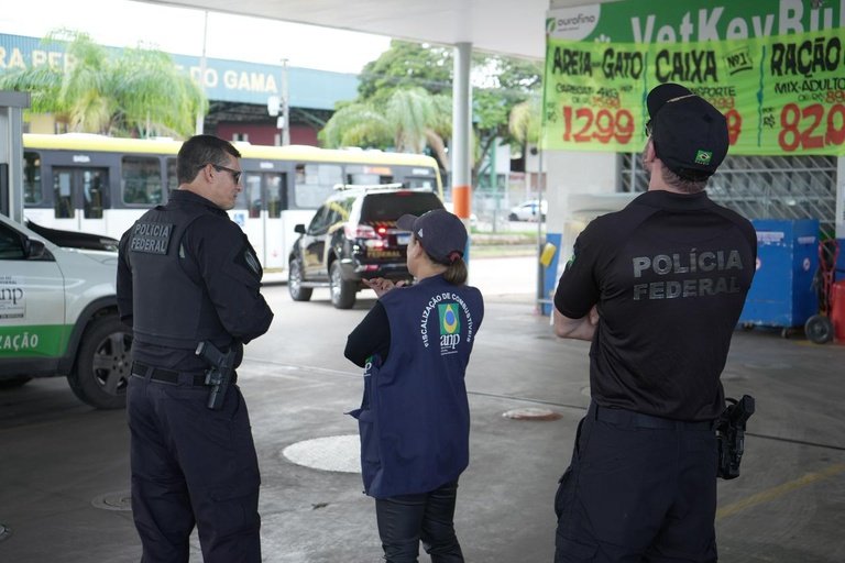 e92b25c6-2e11-4f20-a6b3-92c56856f9ea Polícia Federal, Procon e ANP fiscalizam postos de combustíveis em 11 estados e no DF