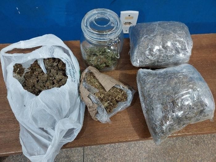 macquant Quatro suspeitos são presos após PM desmantelar duas 'boca de fumo'