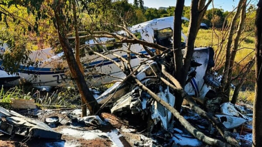 2c1053a2f9fa86f267b126b3e23e2569-1024x576 Avião com milhões de dólares e reais cai e dinheiro é saqueado por moradores no Paraguai