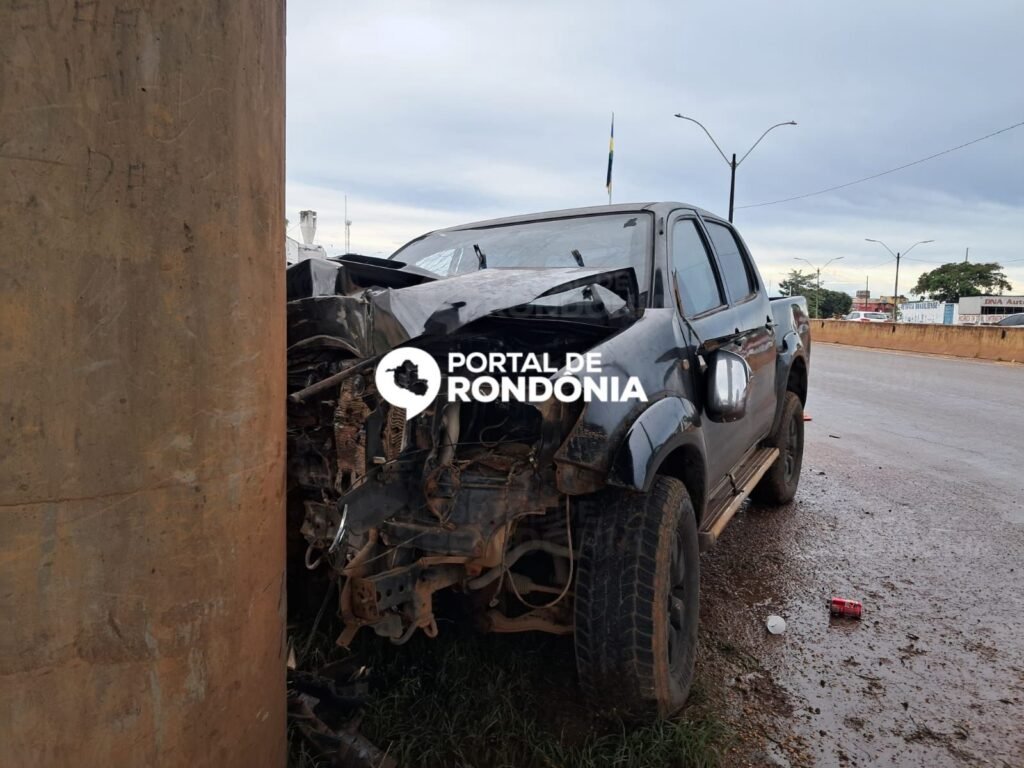 WhatsApp-Image-2026-04-01-at-16.07.09-1-1024x768 Motorista fica ferido após bater caminhonete em pilar na BR-364