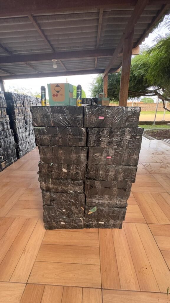 WhatsApp-Image-2026-04-20-at-09.51.41-576x1024 Três pessoas são presas com mais de 300 fardos de desodorantes contrabandeados na BR-364