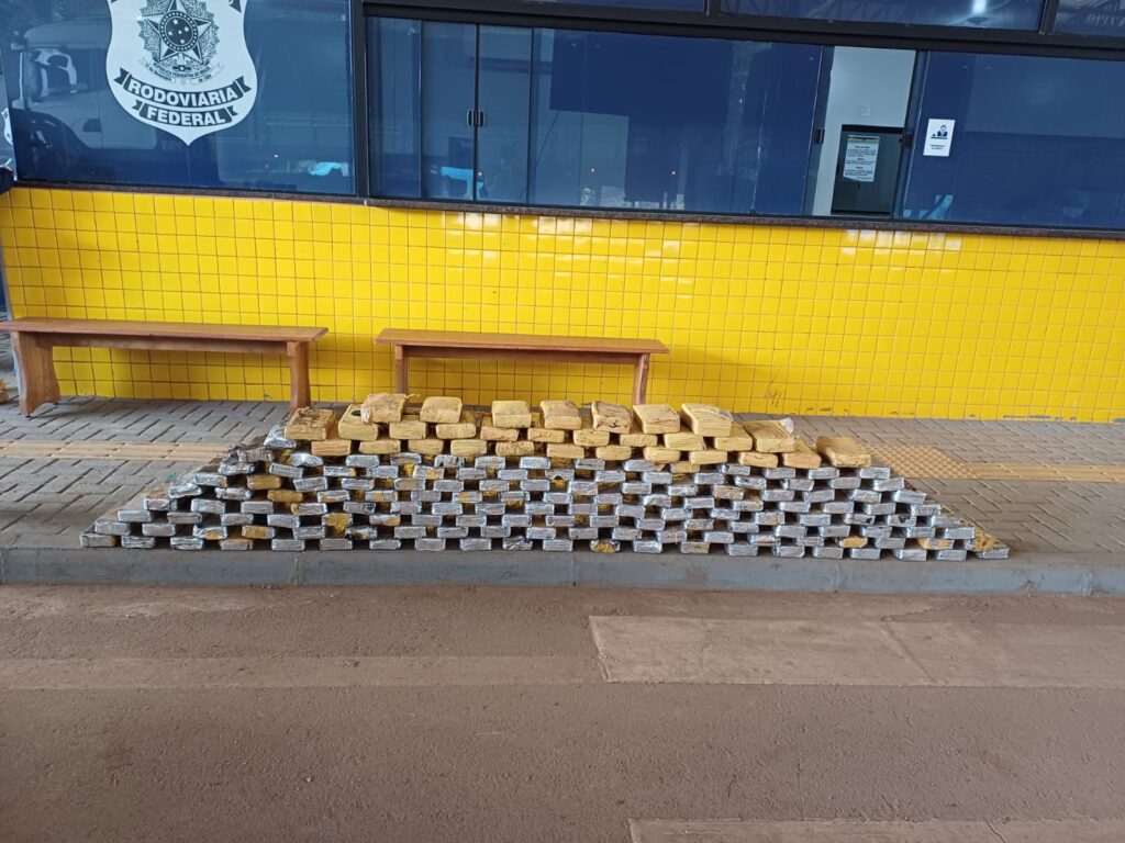 WhatsApp-Image-2026-04-30-at-17.00.35-1024x768 PRF apreende cerca de 200 kg de drogas dentro de caminhão na BR-364