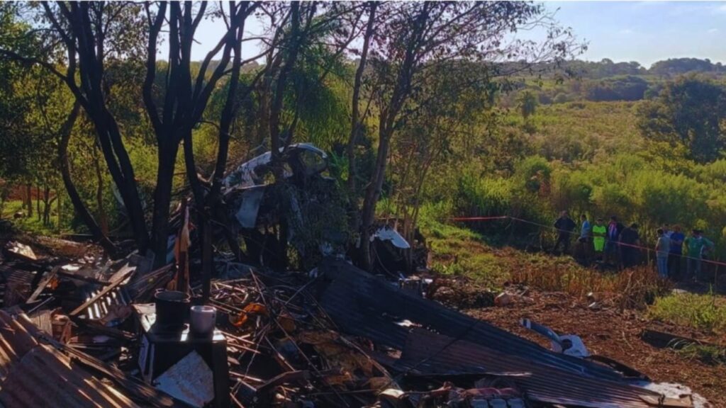 queda-de-aviao-no-paraguai-1300x731-1-1024x576 Avião com milhões de dólares e reais cai e dinheiro é saqueado por moradores no Paraguai