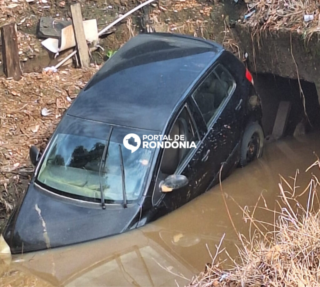 2FC0C58F-4026-43D2-A516-D3C609973D6A-1024x919 Carro cai dentro de bueiro após motorista perder controle na Capital