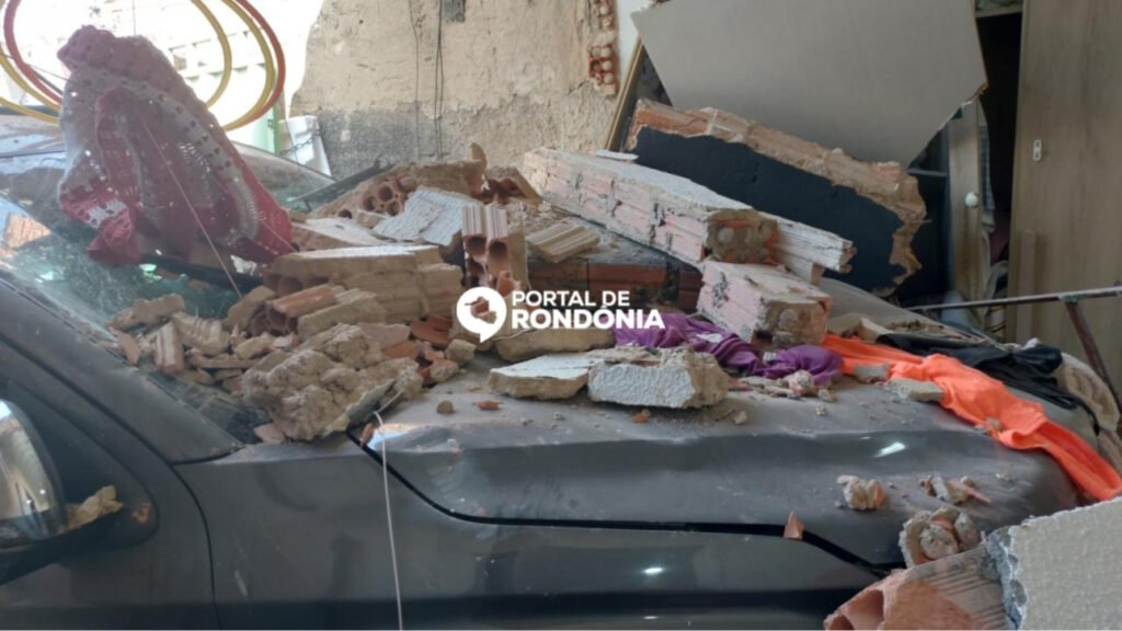 2DB0E458-A741-4412-8A6A-3B96C7AA06DF-1024x576 Motorista perde controle de caminhonete ao sair de estacionamento, invade casa e causa destruição