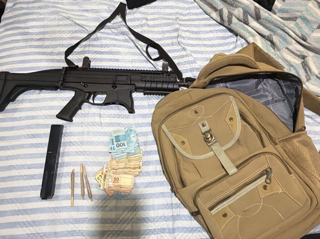6f37444f-8eae-4f37-ba97-d252c0715d46-1024x766 Polícia Federal apreende fuzis durante operação contra tráfico de drogas em Rondônia
