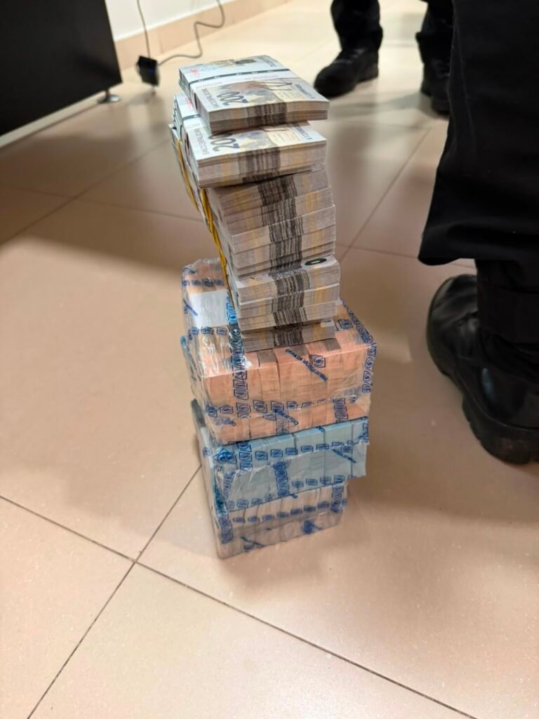 WhatsApp-Image-2026-07-09-at-09.26.43-768x1024 Polícia Federal apreende R$ 800 mil em operação que investiga “rachadinha” na Assembleia Legislativa de Rondônia